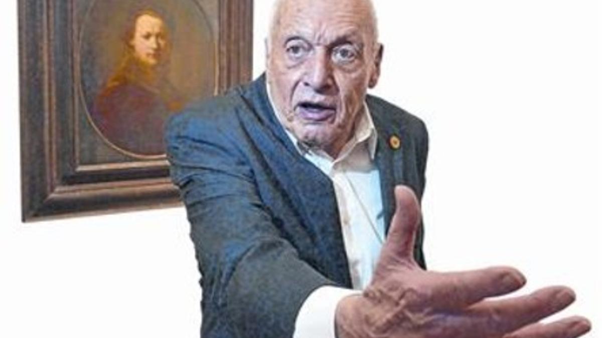 Harry Ettlinger, hoy octagenario, junto al autorretrato de Rembrandt que rescató del expolio nazi.