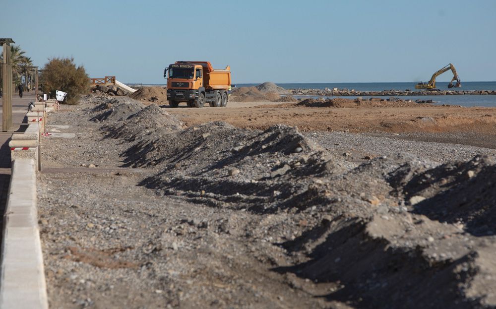 Estado de las obras en la playa de Almenara, con la grava extraída en las playas de Sagunt.