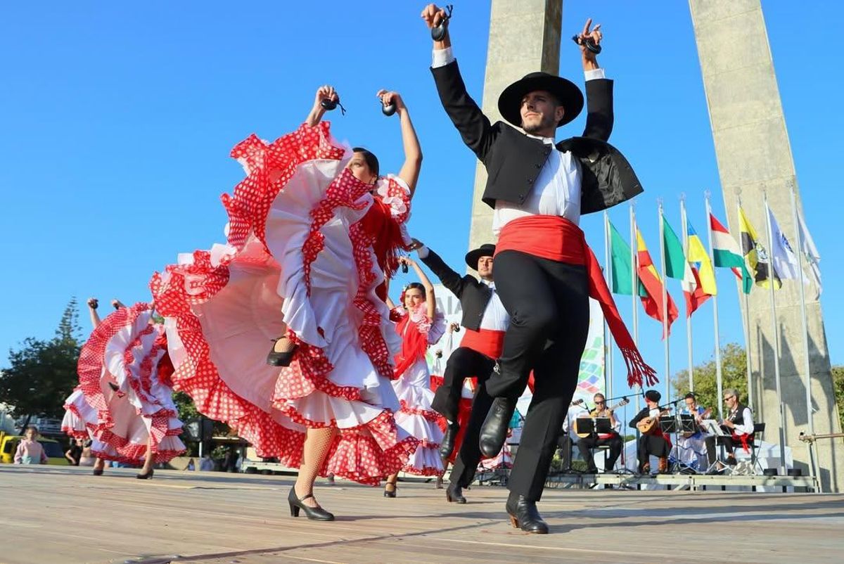 Grupo de Danzas San Rafael de Alcaria, en un festival en Portugal.