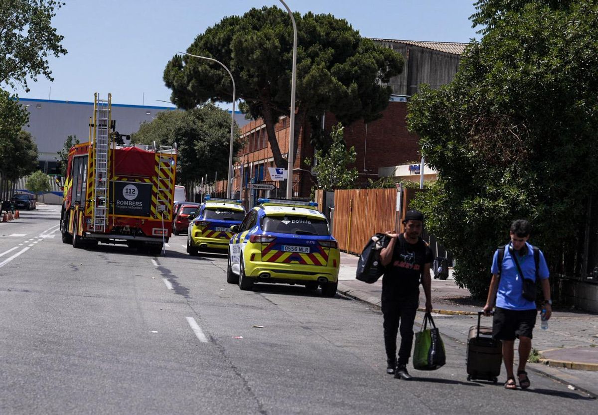 Un vehículo de los Bomberos y de la Guardia Urbana, cerca del centro de primera acogida de la Zona Franca, en Barcelona.