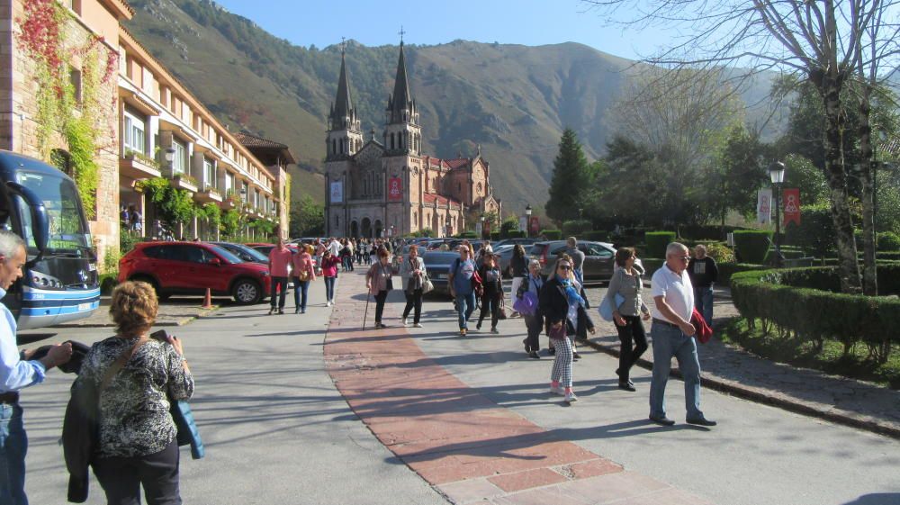 Turistas en Covadonga en el puente del 12 de octubre