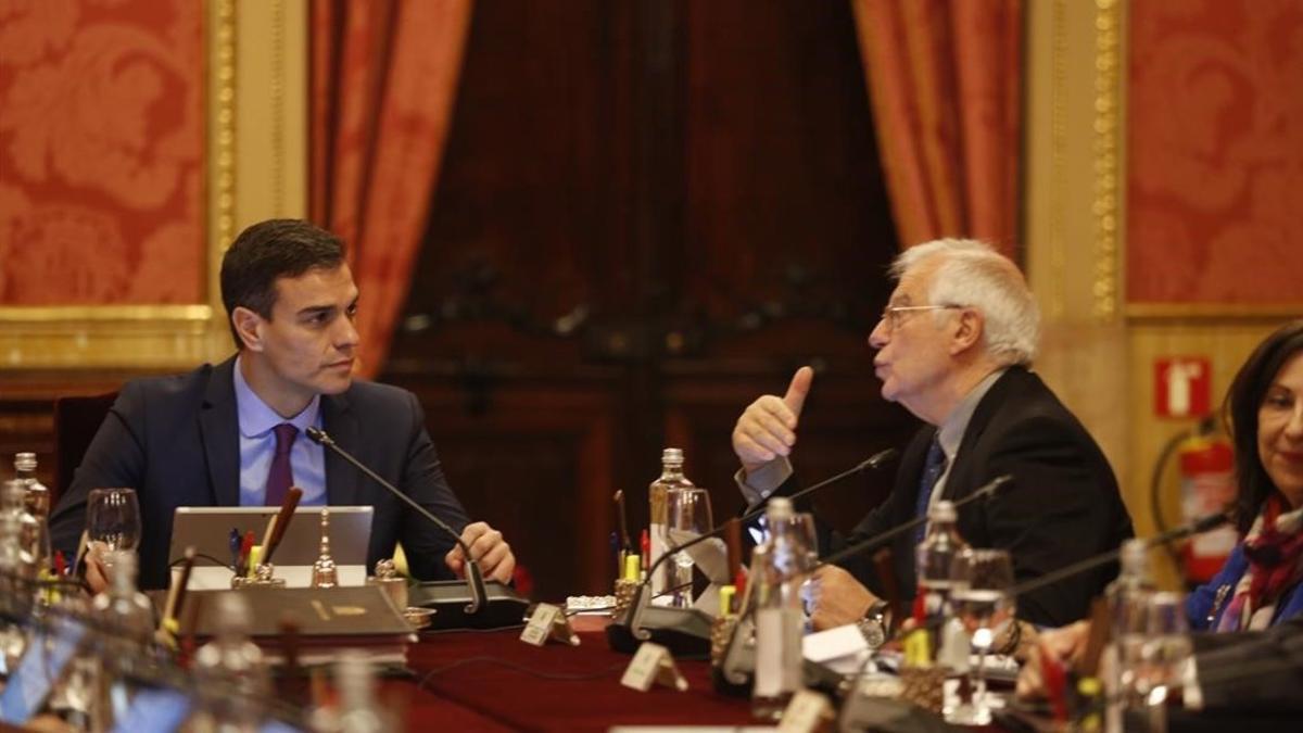 Pedro Sánchez y Josep Borrell, en el Consejo de Ministros de Barcelona