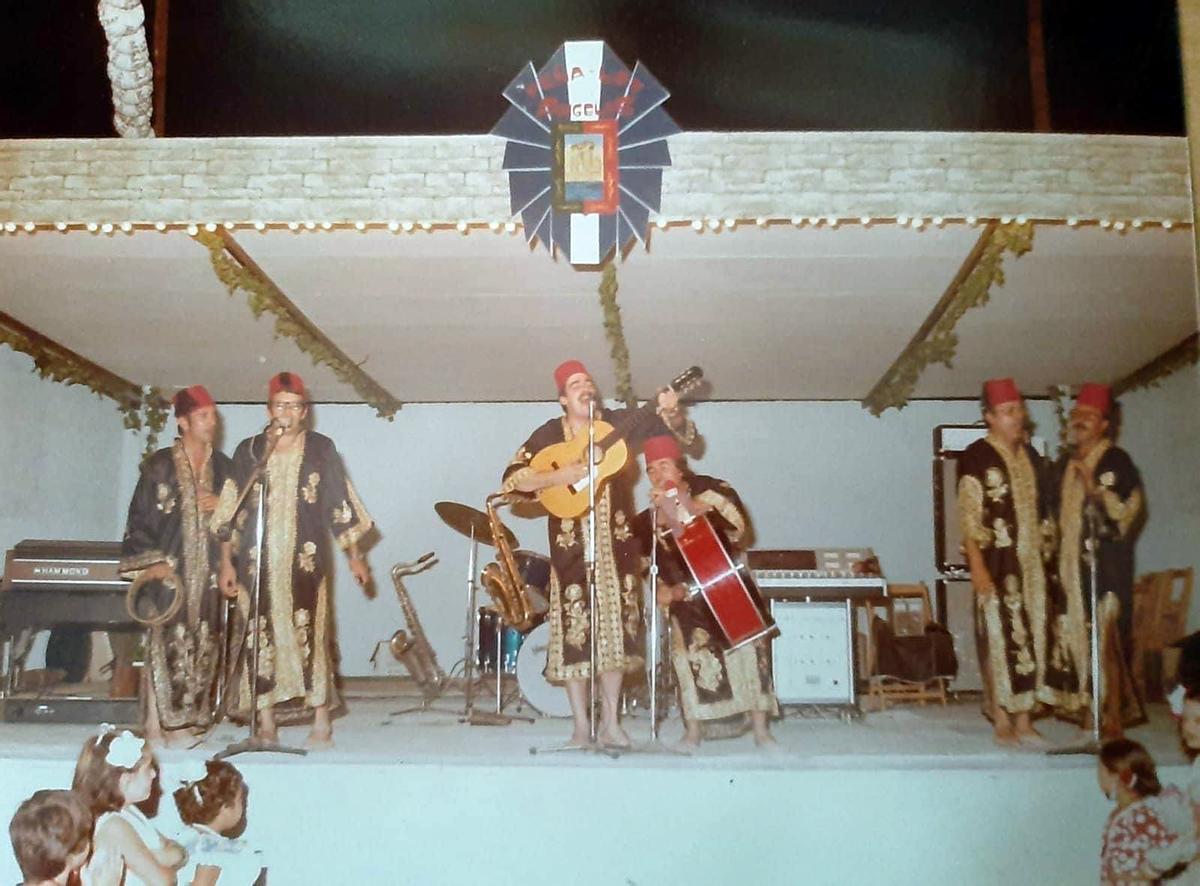 A la izquierda, en el Carnaval de Málaga de 1980 con 'Los Maoma sin H'.