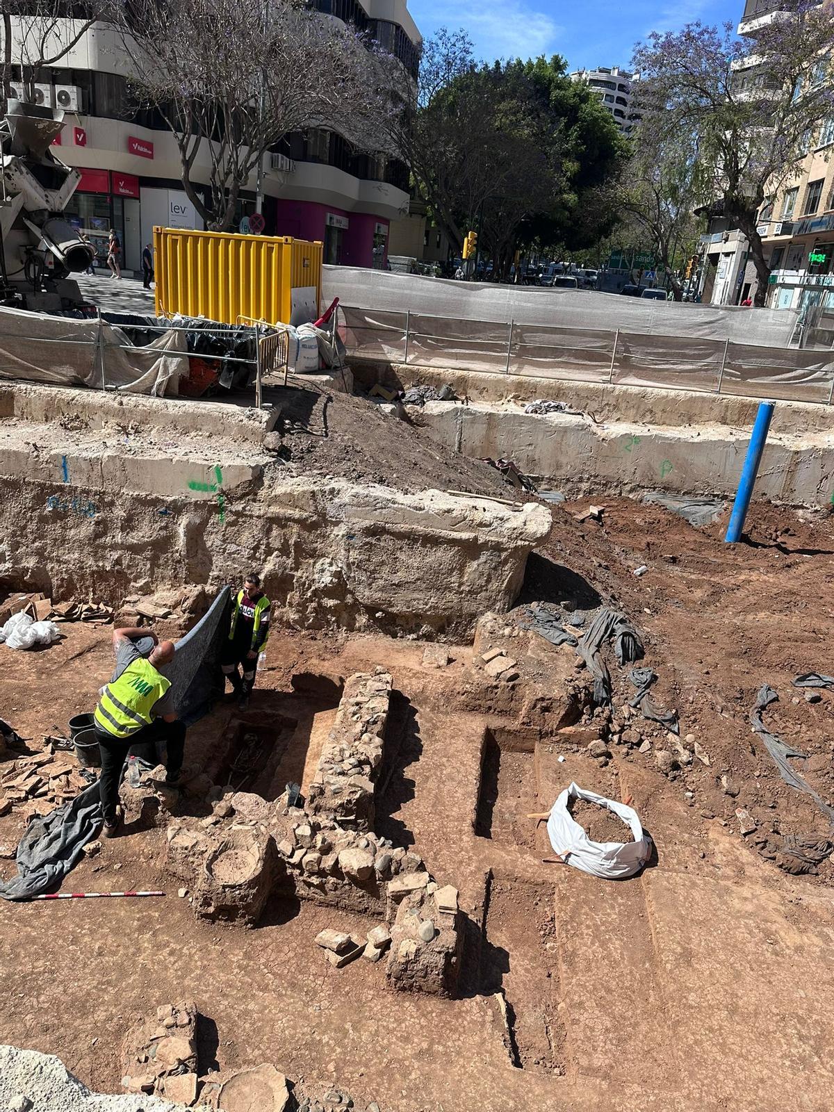 El tramo de las excavaciones que han sacado a la luz las tumbas afecta a 400 metros de la calle Hilera.