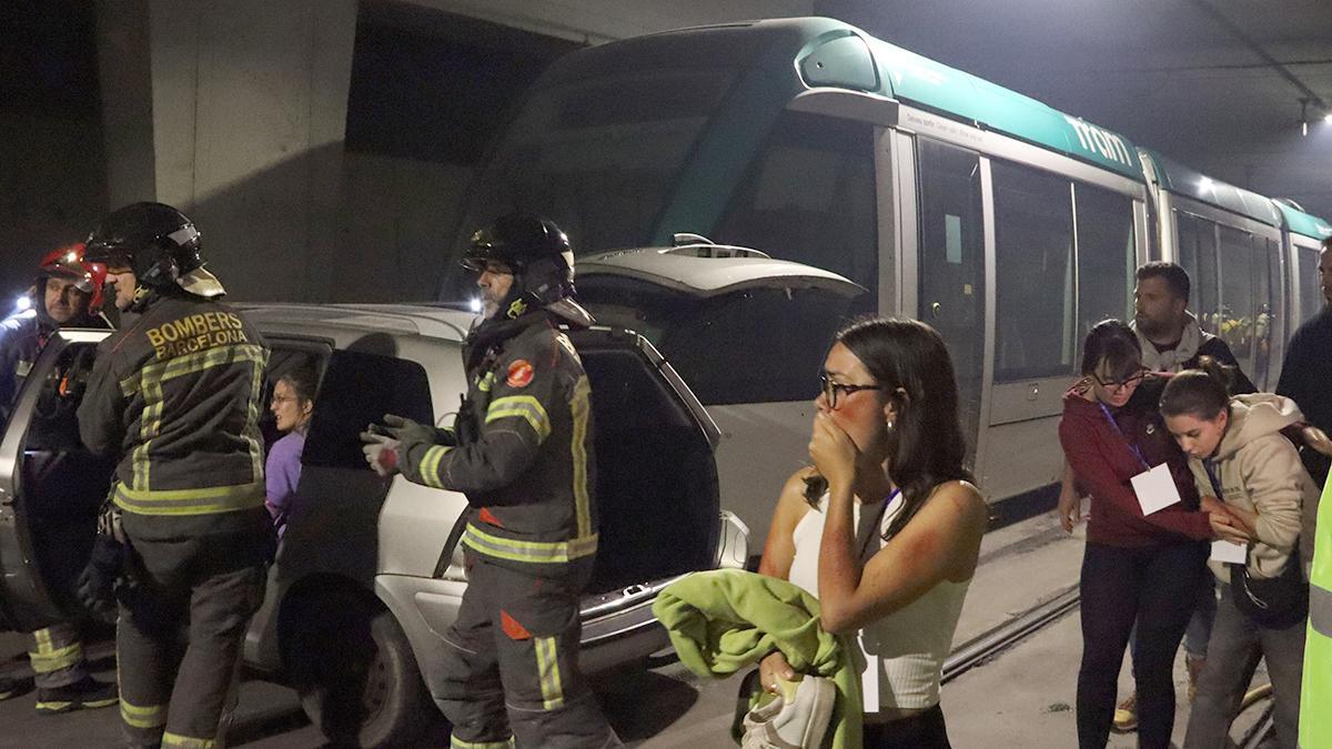 Simulacro de accidente entre un tranvía y un coche en un túnel cerca de Glòries, en Barcelona