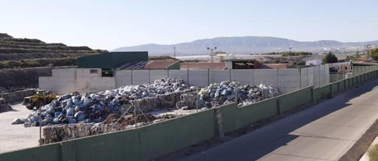 Villena pide que se sancione  a la planta de residuos privada