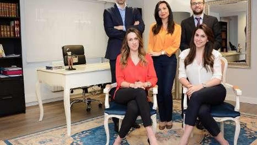 Las hermanas Vázquez con el equipo de la empresa.