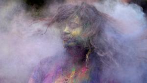 Participantes en las celebraciones del Holi en Bombay