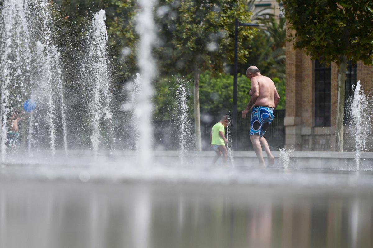 12/08/2021 Dos personas se refrescan en una fuente del Parc Central, a 12 de agosto de 2021, en Valencia, Comunidad Valenciana (España). Como consecuencia de la ola de calor que comenzó ayer en toda España, la Comunitat Valenciana alcanzará durante la jornada de este jueves, máximas de hasta 39 grados, especialmente en el interior norte de Alicante y el interior sur de Valencia. La Aemet ha activado el aviso amarillo por las altas temperaturas en el interior de las tres provincias durante las horas centrales del día. SALUD Jorge Gil - Europa Press