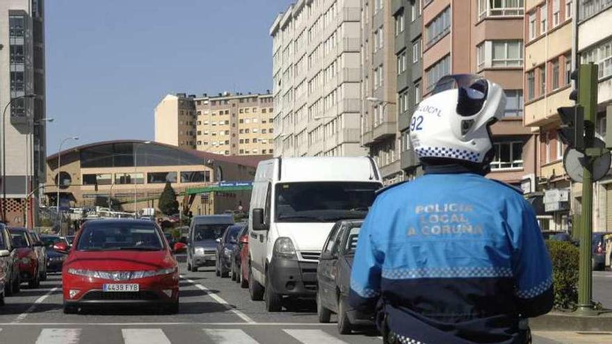 Un policía en el cruce de la ronda de Outeiro con la avenida de Arteixo.