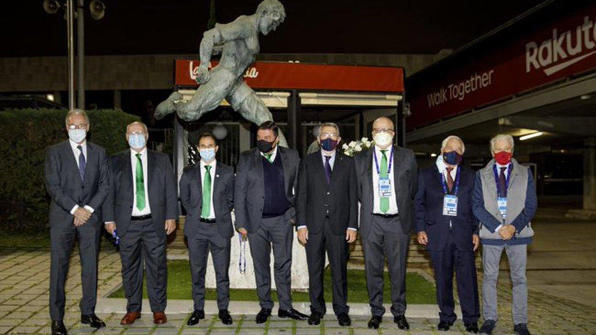 La foto de familia entre los representantes del FC Barcelona y del Ferencvaros ante la estatua de Kubala