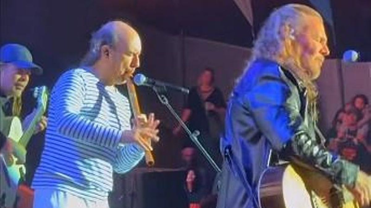 Carlos Núñez durante su actuación como invitado de Maná en su concierto de Santiago.