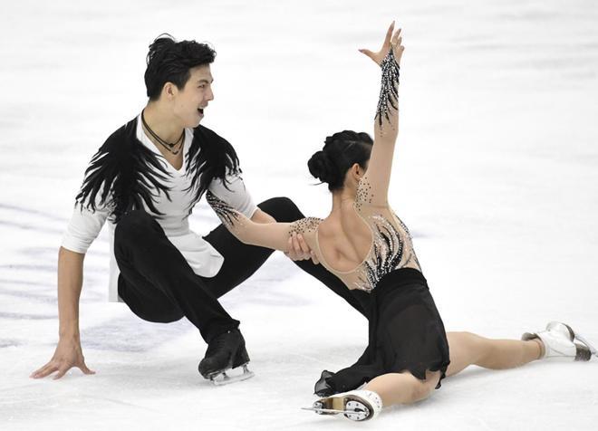 Shiyue Wang y Xinyu Liu de China se presentan durante la rutina de baile sin hielo de la competencia internacional de patinaje artístico Finlandia Trophy en Espoo.