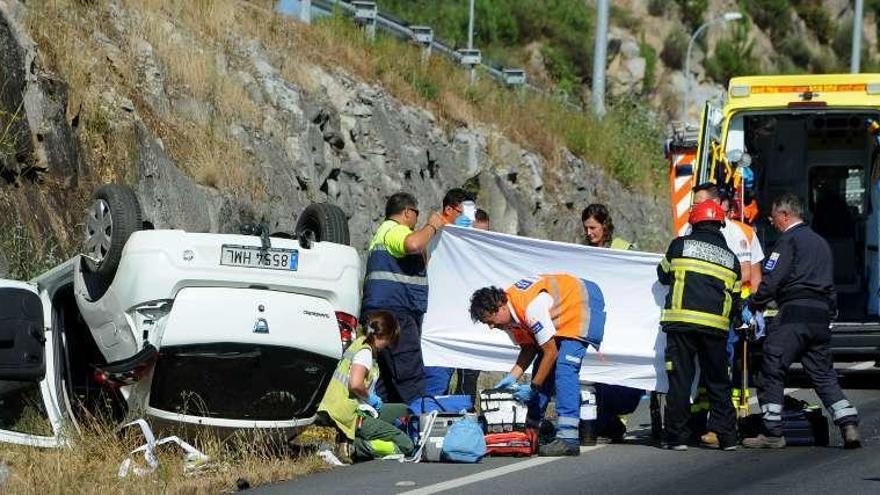 Reaniman al conductor de un coche que volcó en Vilagarcía