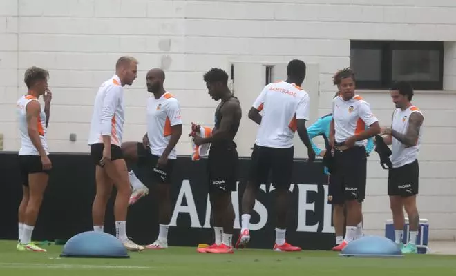 El Valencia CF entrena antes de enfrentarse al Athletic de Bilbao