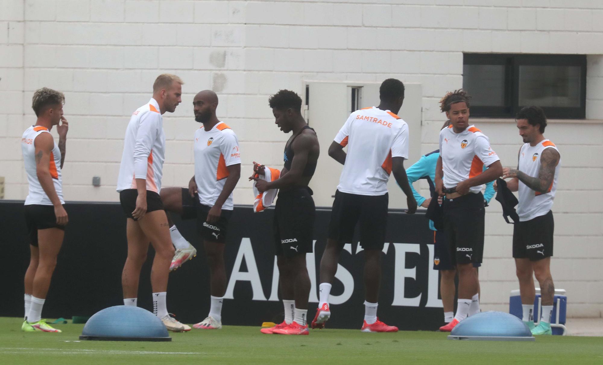 El Valencia CF entrena antes de enfrentarse al Bilbao