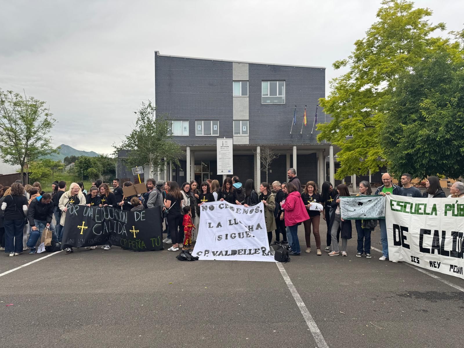 Encierro de docentes en el instituto de Llanes