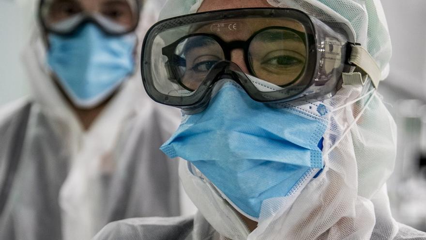 El coronavirus mantiene apartados a un millar de profesionales sanitarios