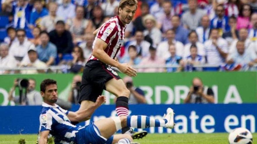 Llorente, en el momento de marcar ayer en Cornellá. / efe / a. garcía