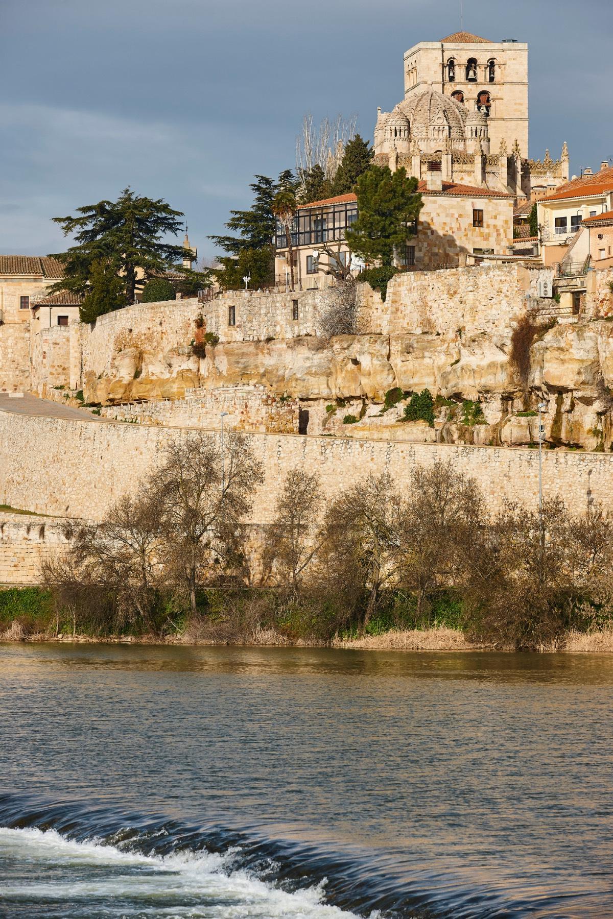 La catedral de Zamora y el río Duero a sus pies