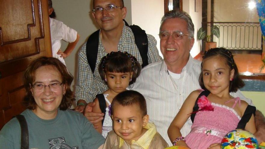 Javier Pintado (detrás) y su mujer, María Cruz Martín, con sus hijos adoptivos y un trabajador del centro en el que estaban los menores. | LNE
