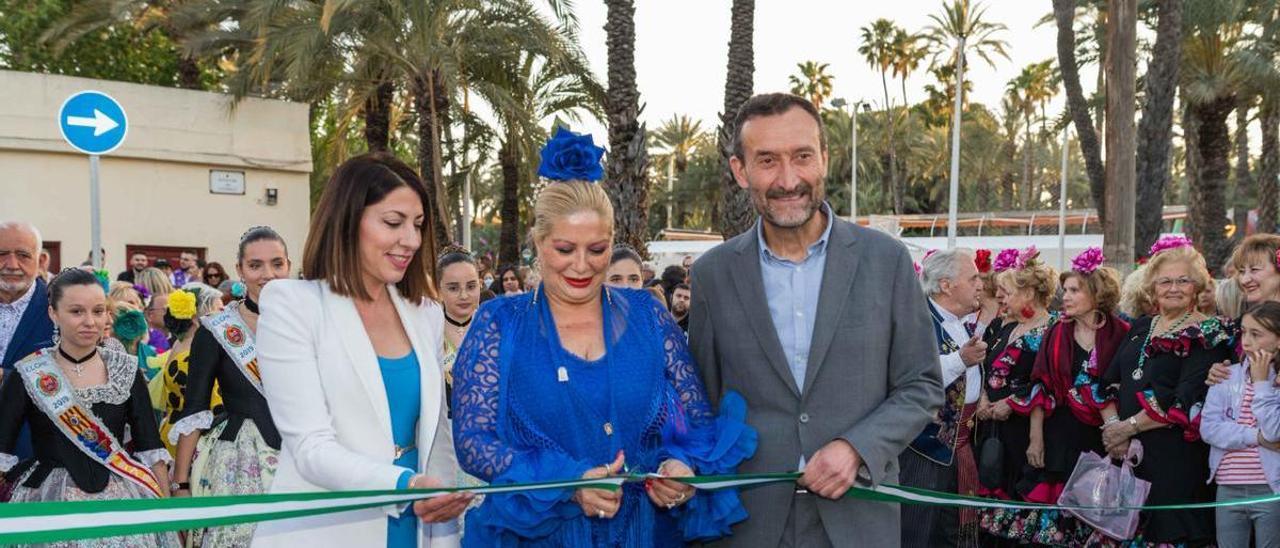 La edil de Fiestas, en la inauguración de la Feria Andaluza, junto a la presidenta de la comunidad y el alcalde