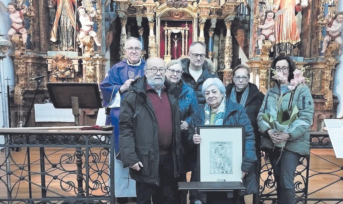 En la esquina izquierda superior, don Ricardo. En el centro sujetando la litografía, Carmen Lata