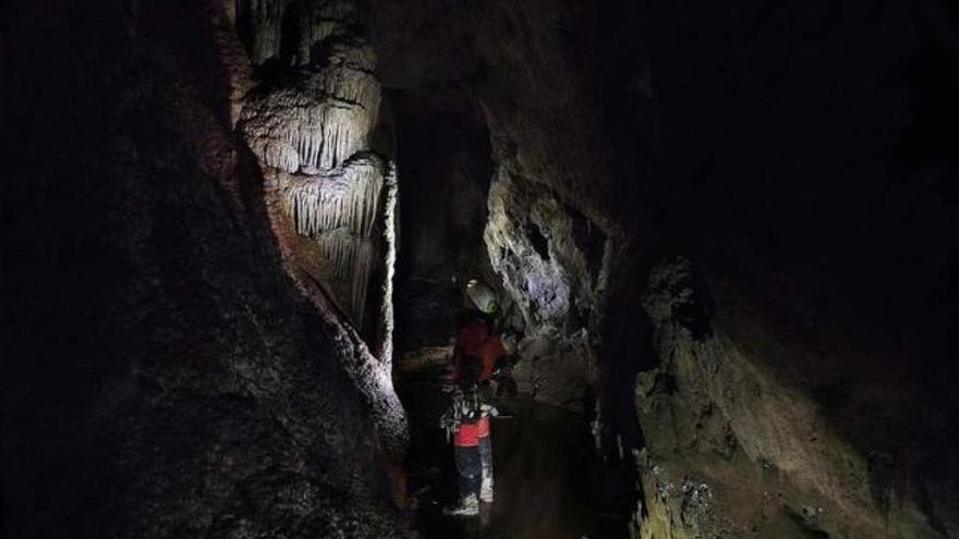 Un espeleólogo, en una de las salas del Cuevón de Pruneda.