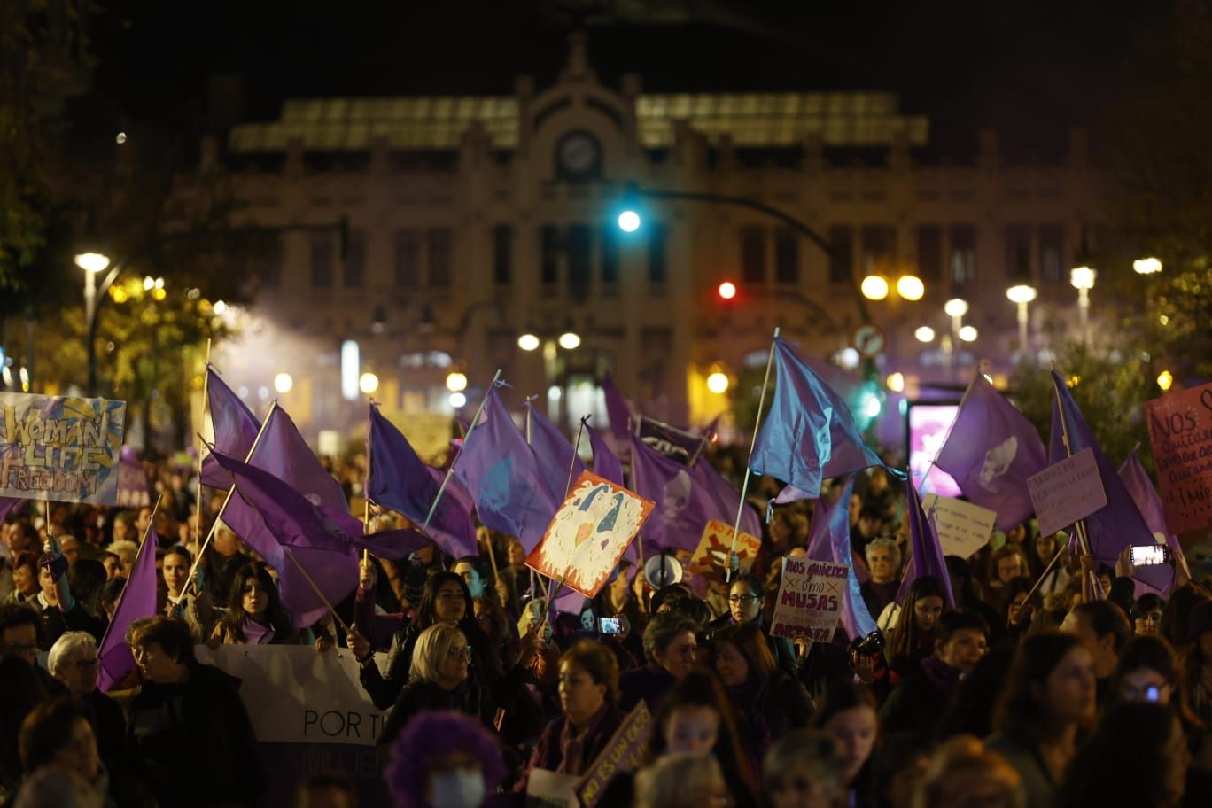 València se tiñe de morado en la lucha contra la violencia machista