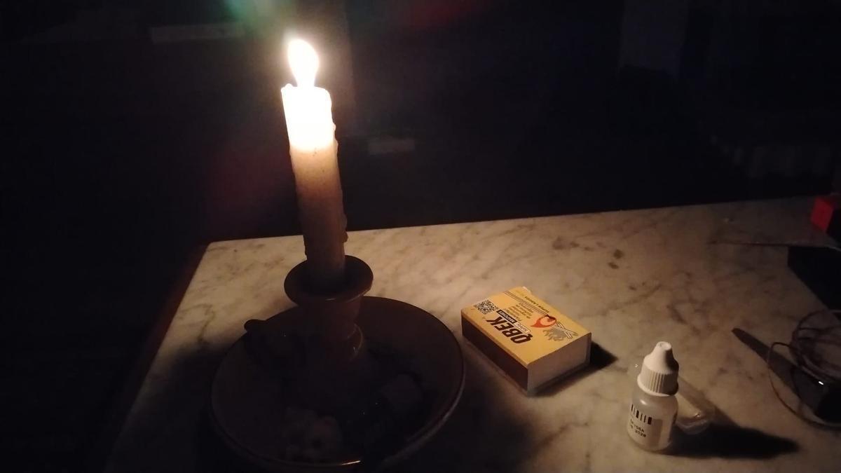 Una vela y una caja de cerillas en la codina de una casa en uno de los pueblos de Sanabria afectados por el corte de luz.