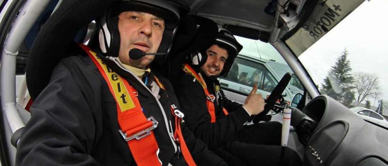 Manuel Reboredo y su hijo Óscar en el Citroën Saxo con el competirán en el Rali do Cocido. // J. Malvido