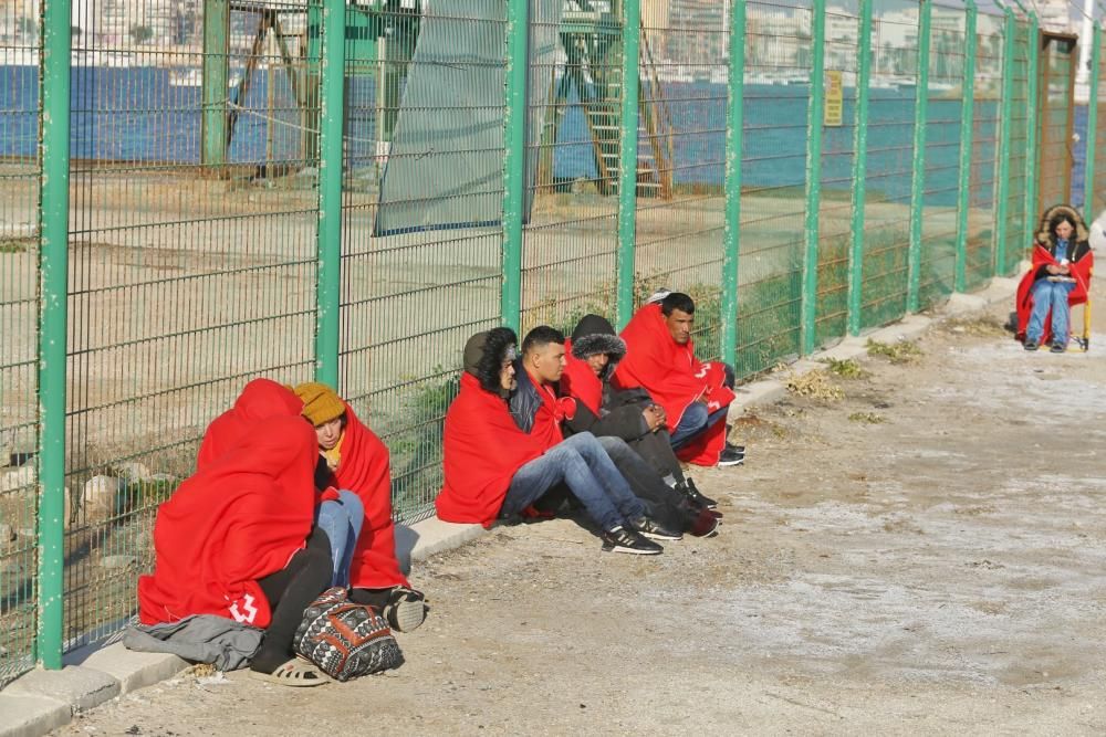 Guardia Civil, Cruz Roja y Salvamento Marítimo han puesto en marcha el protocolo para recepcionar a 24 personas rescatadas en el mar y que ocupaban una patera. 20 hombres y cuatro mujeres