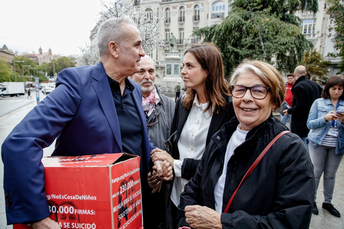 Los padres de Kira López, una niña que se suicidó a los 15 años a causa del acoso escolar, entregando más de 230.000 firmas en el Congreso de los Diputados con motivo del Día Internacional contra Violencia, Acoso Escolar y Ciberacoso