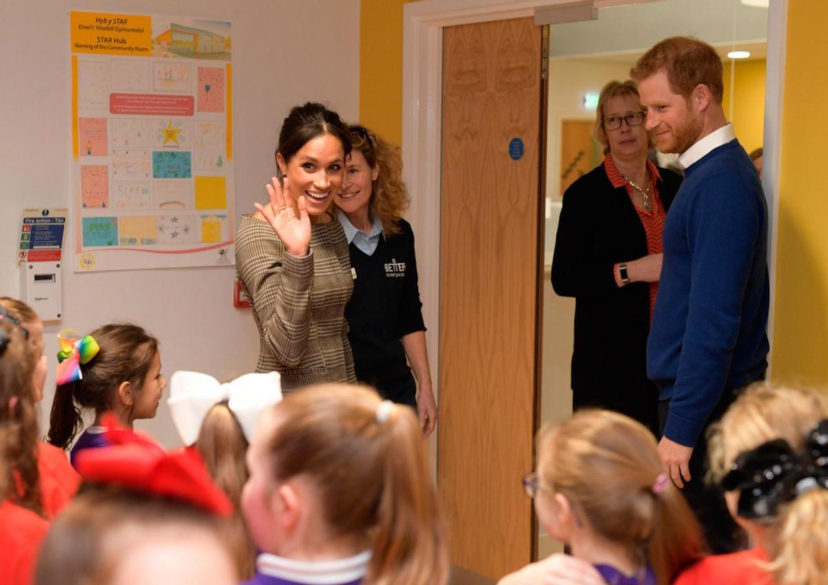 Meghan Markle y el príncipe Harry se despiden del centro Star Hub en Cardiff