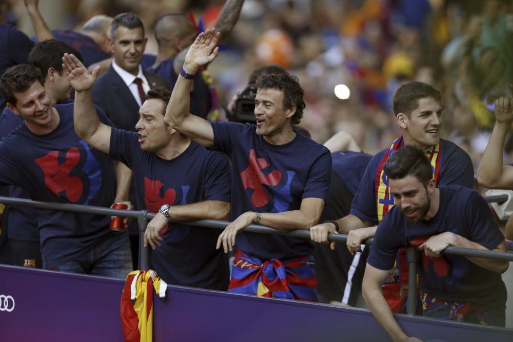 Los jugadores del FC Barcelona junto al entrenador Luis Enrique, recorren en autobús las calles de Barcelona, para celebrar con la afición el título de Liga de Campeones logrado en junio de 2015.