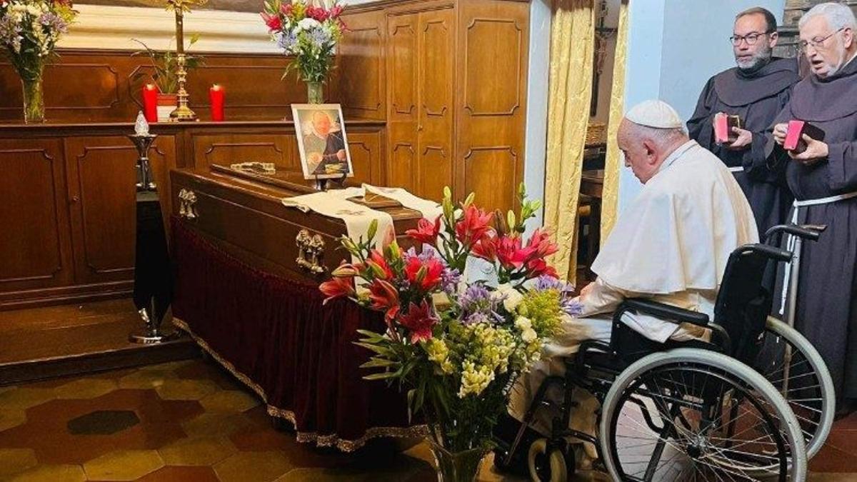 El papa Francisco ante el féretro de su confesor y franciscano zamorano Manuel Blanco Rodríguez