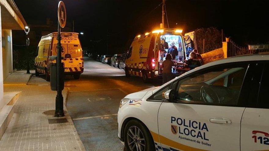 Agentes de la PolicÃ­a Local de SÃ³ller junto a una UVI mÃ³vil durante el traslado del bebÃ© atragantado.