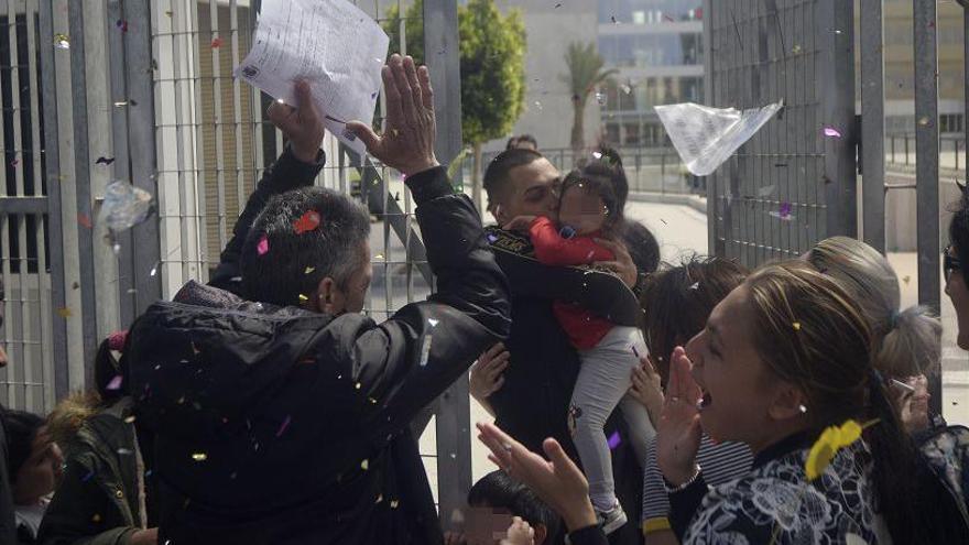 La juerga en la Ciudad de la Justicia para recibir a los detenidos