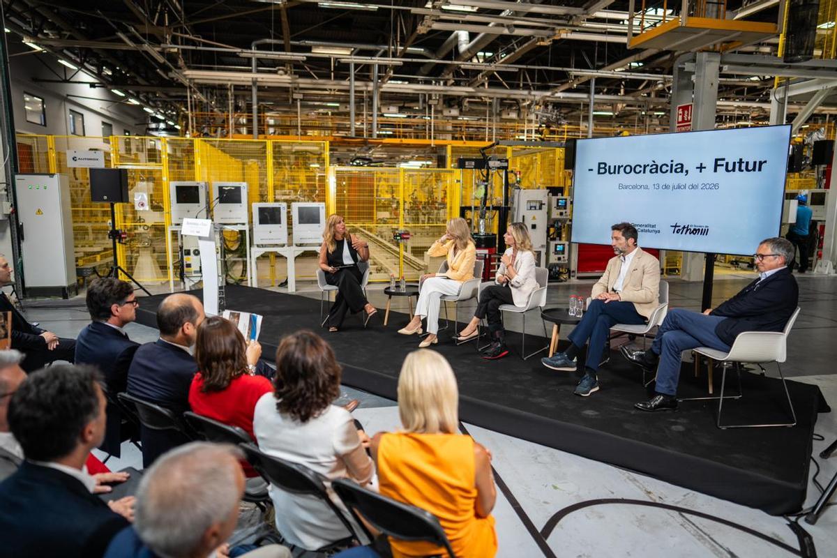 Uno de los momentos de la presentación en la fábrica Ebro de la nueva ley de simplificación administrativa.