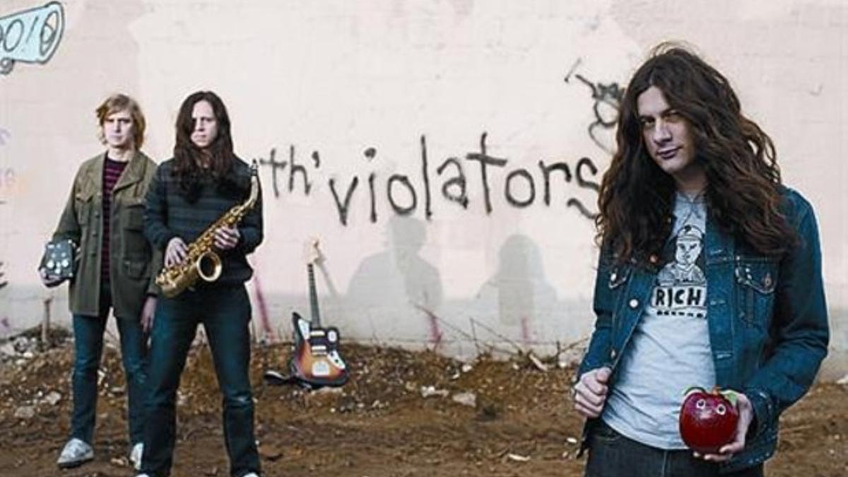 Kurt Vile (derecha), con los componentes de su grupo, The Violators.