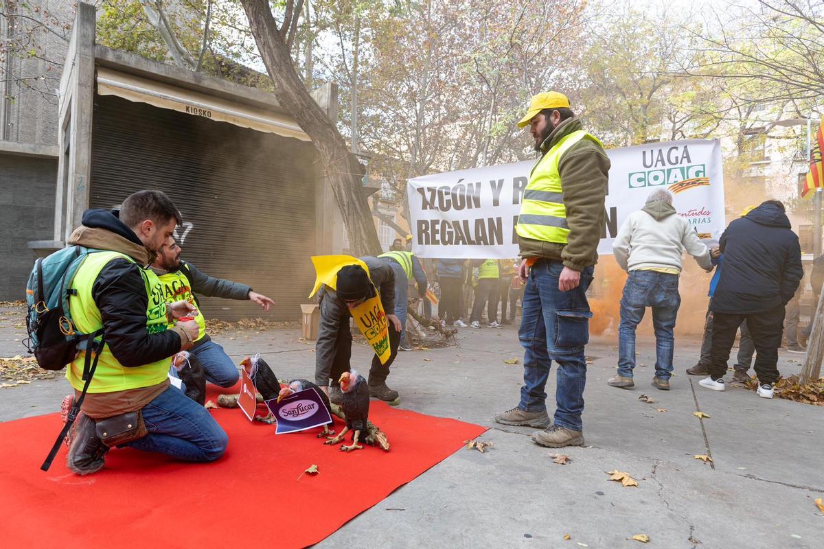 Tensión a las puertas de la consejería de Agricultura del Gobierno de Aragón.