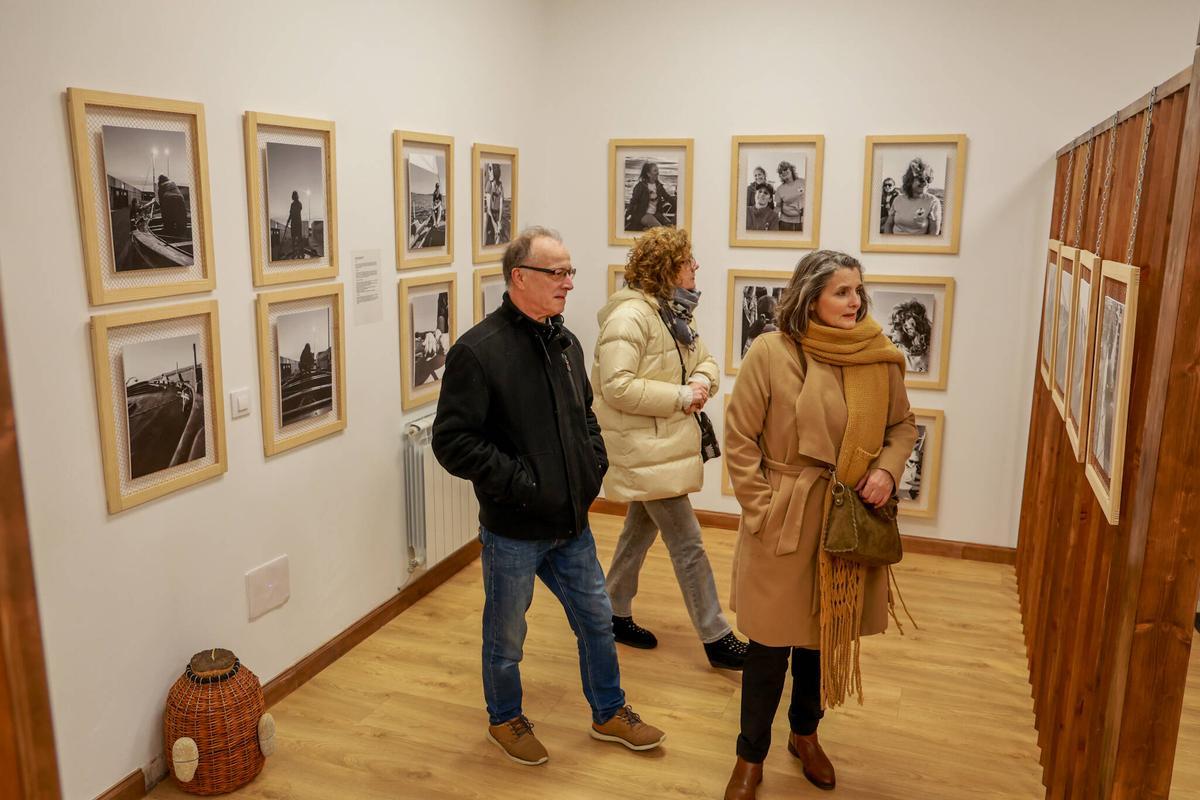 Asistentes a la inauguración de la exposición de Cambados.