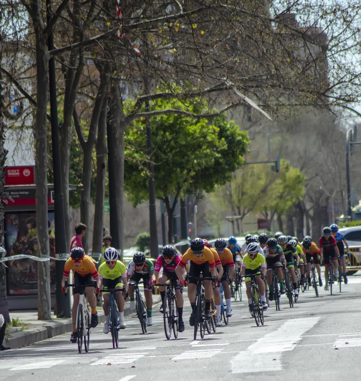 Una de las carreras del Trofeo FDM-Valencia de Escuelas de Ciclismo.