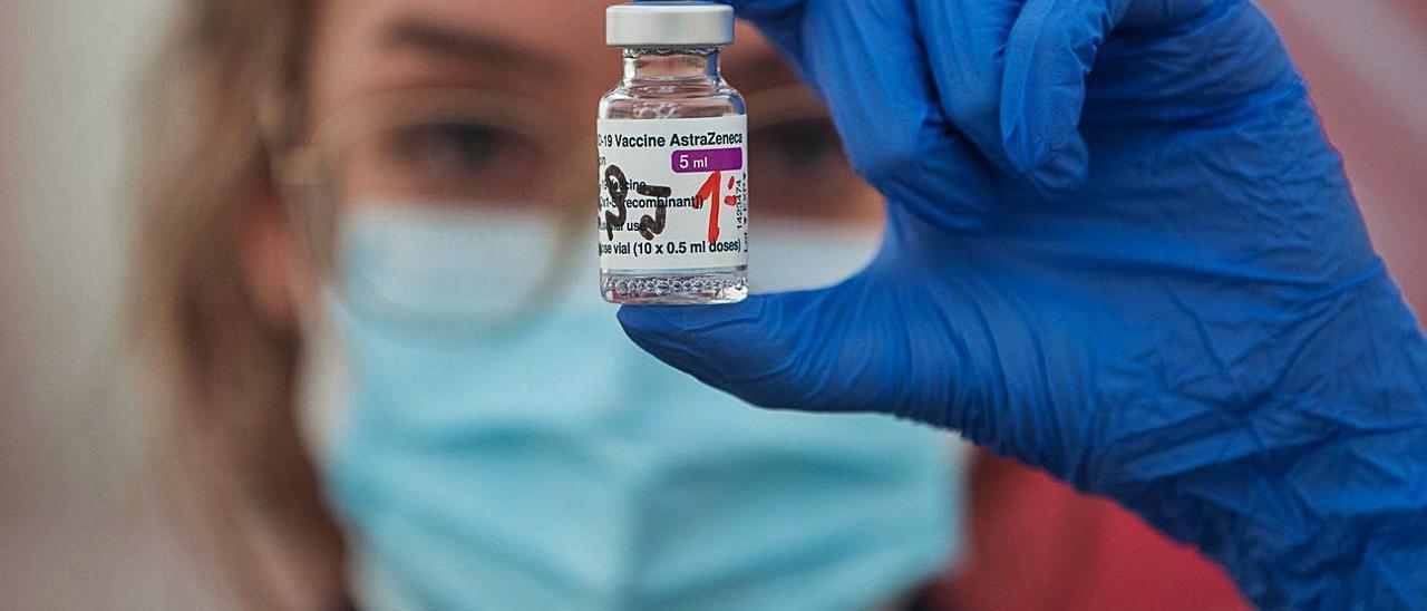 Una enfermera enseña en un punto de vacunación un vial del suero anticovid de AstraZeneca.  | GERMÁN CABALLERO