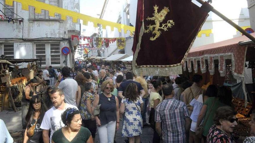 Participantes en la Feira das Marabillas, organizada por los comerciantes de la Ciudad Vieja.