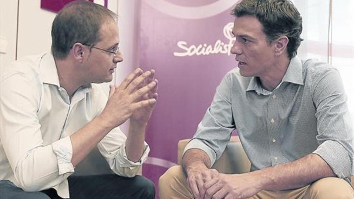 El secretario del PSOE, Pedro Sánchez (a la derecha), charla con su número dos en el partido, César Luena.