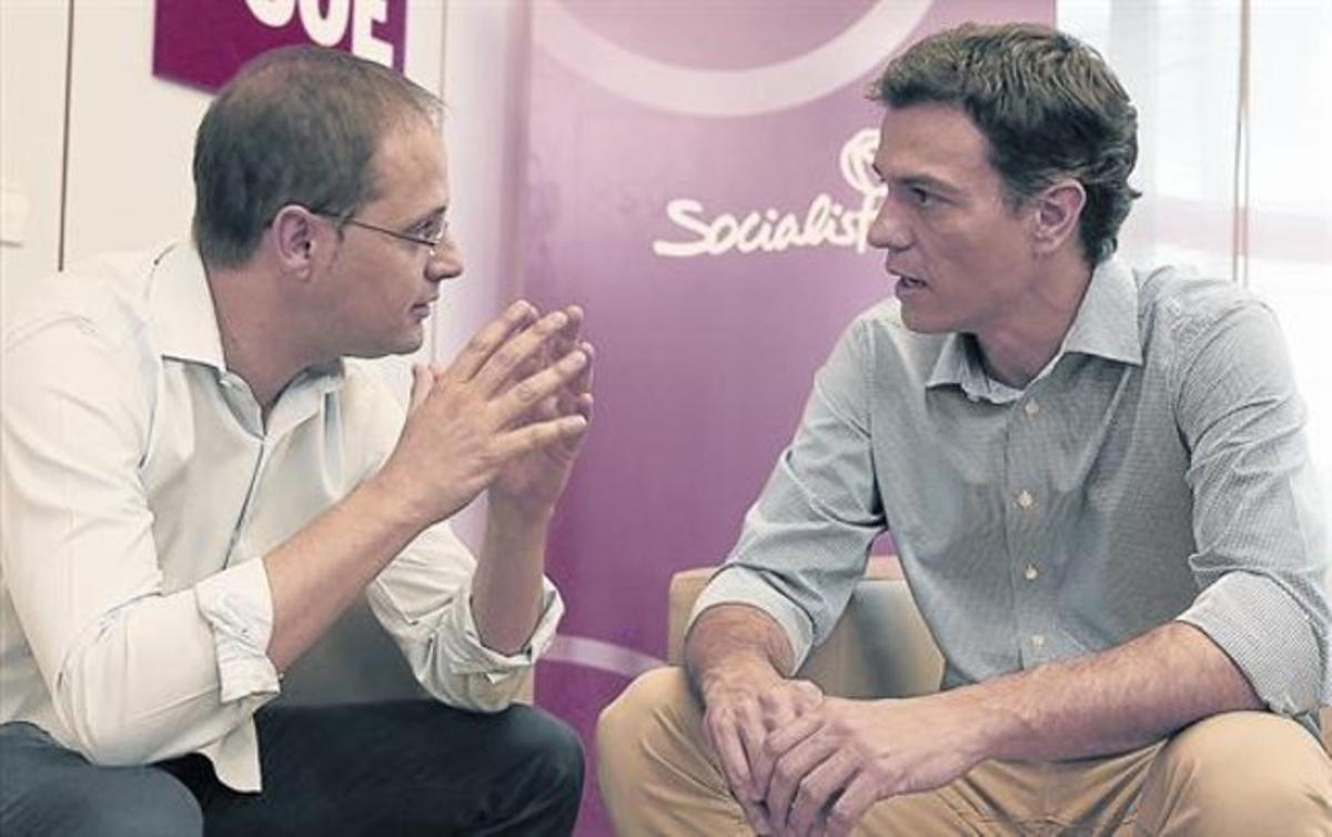 El secretari del PSOE, Pedro Sánchez (a la dreta), conversa amb el seu número dos al partit, César Luena, ahir.