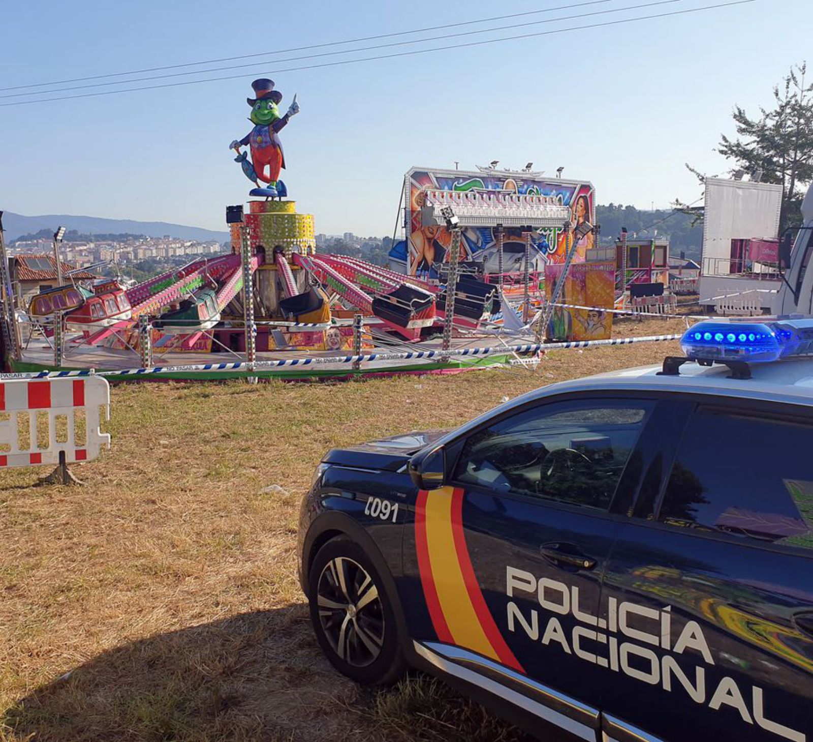 Un coche policial, el pasado agosto, ante la atracción
