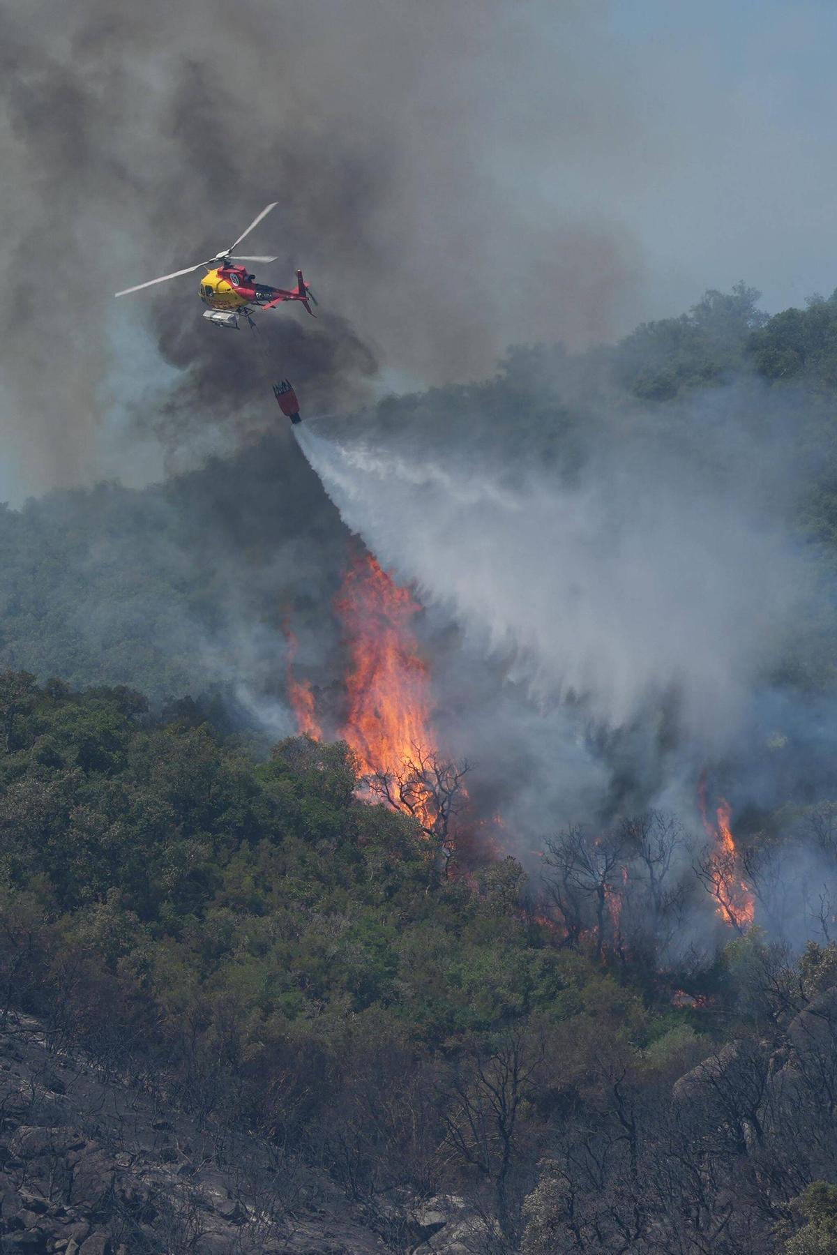Galeria de fotos: l'incendi de les Gavarres calcina una casa a Calonge