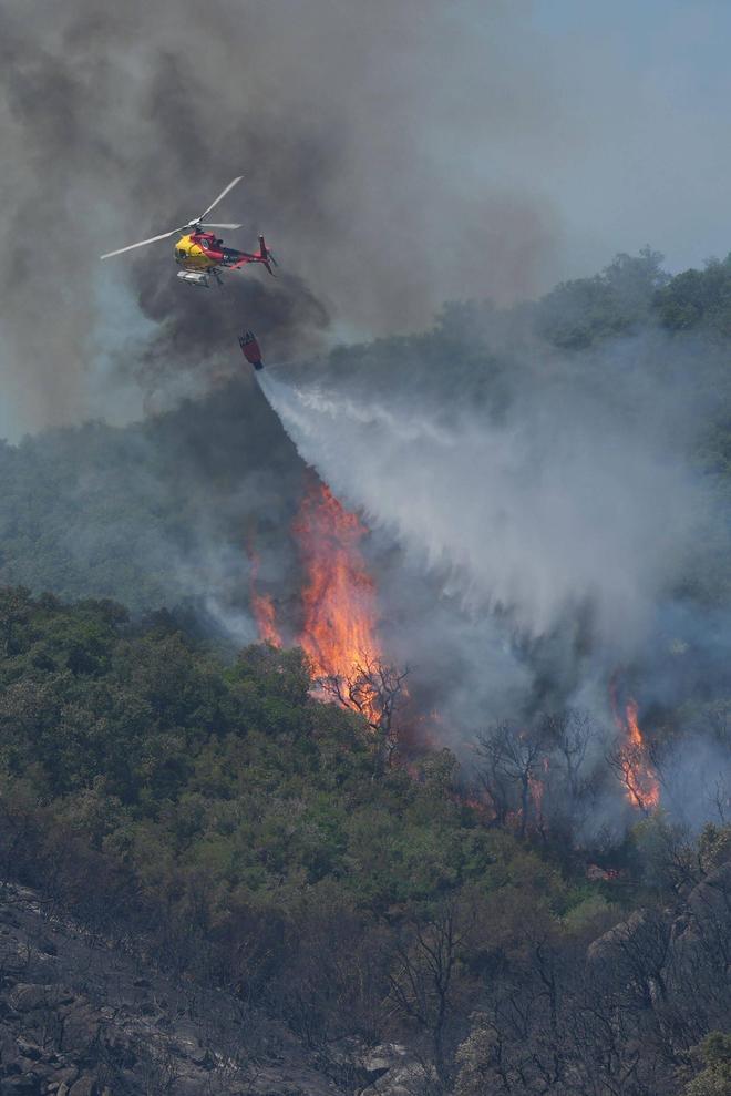 Galeria de fotos: l'incendi de les Gavarres calcina una casa a Calonge